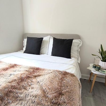 Bright Chiswick Apartment - Great Location Лондон Экстерьер фото