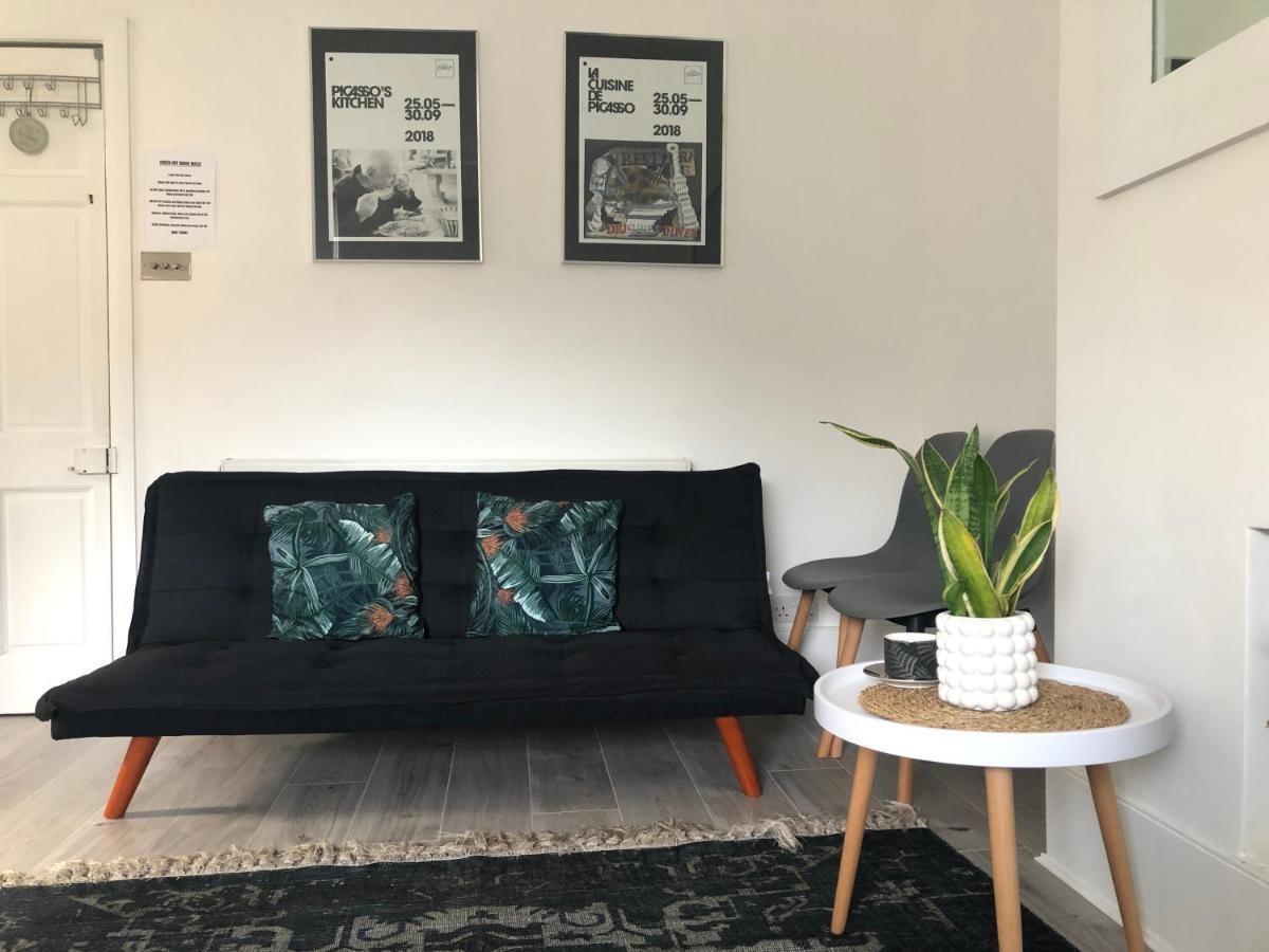Bright Chiswick Apartment - Great Location Лондон Экстерьер фото