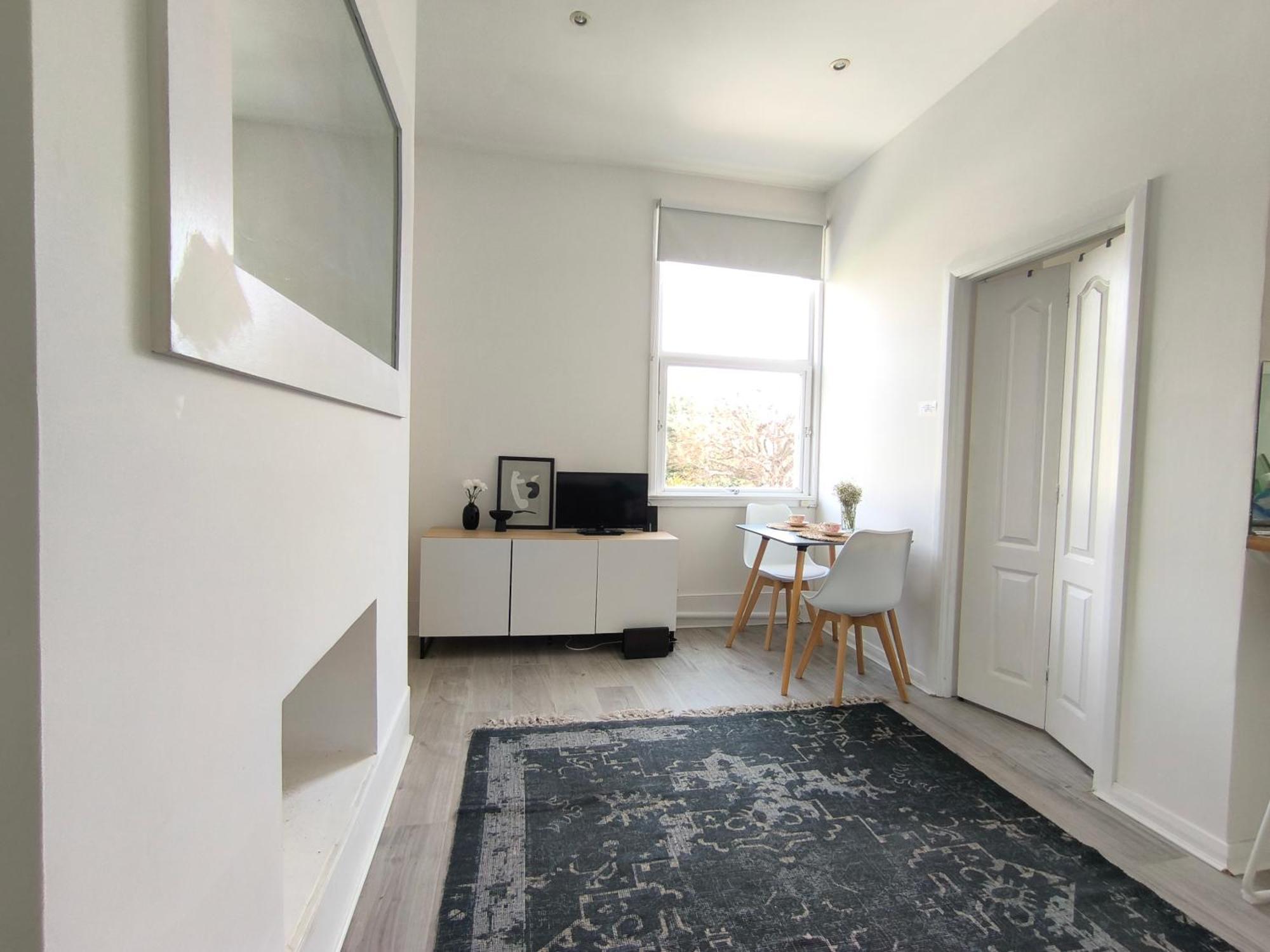 Bright Chiswick Apartment - Great Location Лондон Экстерьер фото