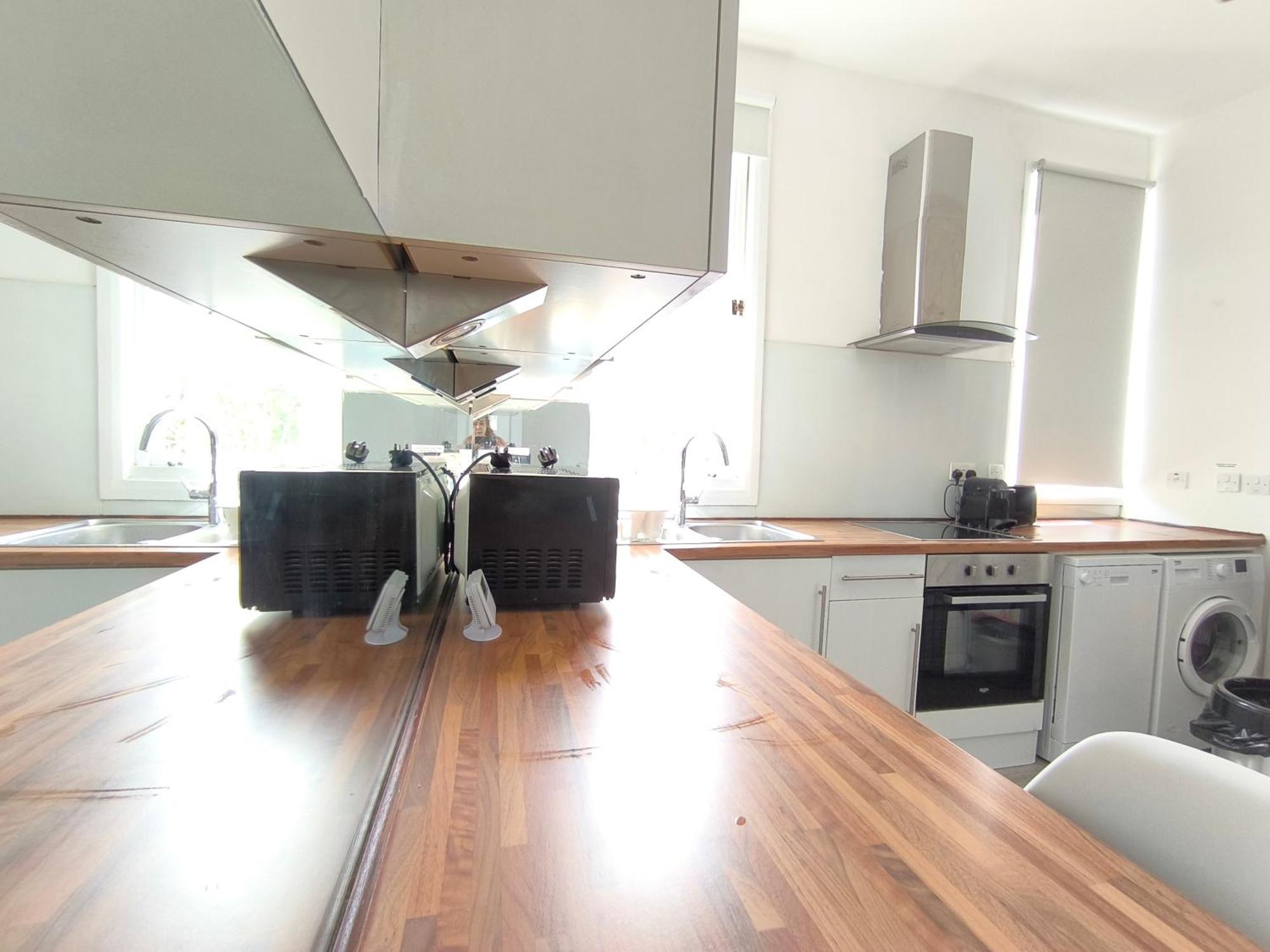Bright Chiswick Apartment - Great Location Лондон Экстерьер фото