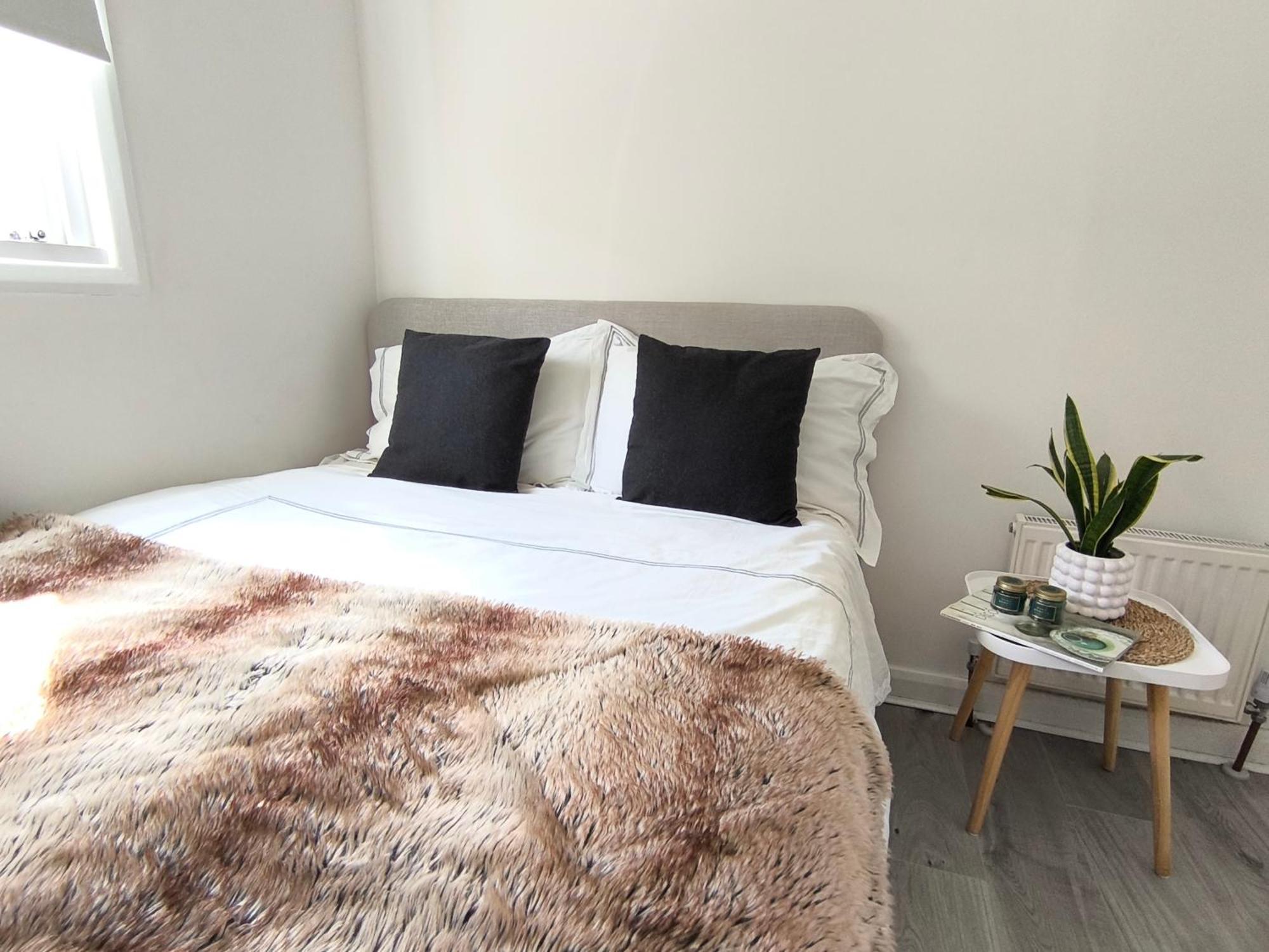 Bright Chiswick Apartment - Great Location Лондон Экстерьер фото