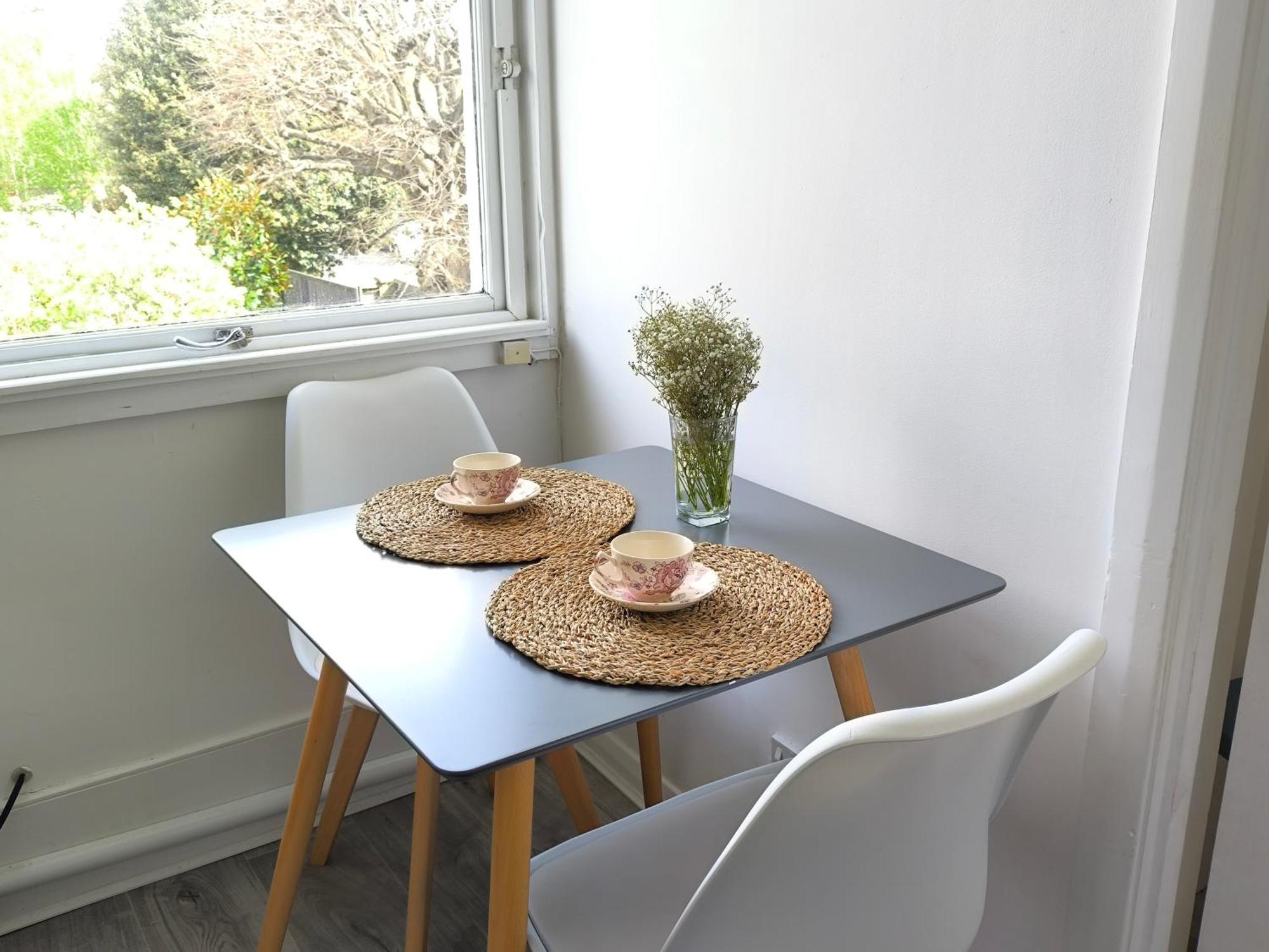 Bright Chiswick Apartment - Great Location Лондон Экстерьер фото